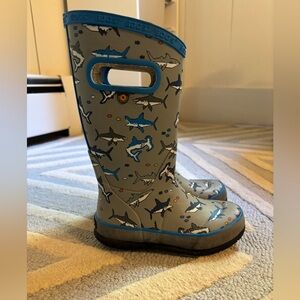 Bogs Kids Shark Print Boots - Gray and Blue